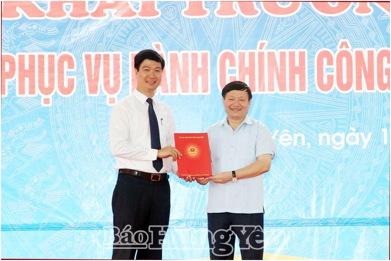 Trung tâm Phục vụ hành chính công tỉnh Hưng Yên là đơn vị hành chính đặc thù thuộc Văn phòng UBND  tỉnh Hưng Yên, thực hiện chức năng công khai đầy đủ, kịp thời danh mục thủ tục hành chính, các nội dung thủ tục hành chính được thực hiện tại Trung tâm... Ảnh: Đồng chí Nguyễn Văn Phóng, Phó Bí thư Tỉnh ủy, Chủ tịch UBND tỉnh trao quyết định bổ nhiệm đồng chí Trần Văn Thắng giữ chức Phó Giám đốc phụ trách, điều hành Trung tâm 