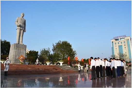 Đồng chí Lê Minh Hưng, Bí thư Trung ương Đảng, Chánh Văn phòng Trung ương Đảng dâng hoa tưởng nhớ Tổng Bí thư Nguyễn Văn Linh