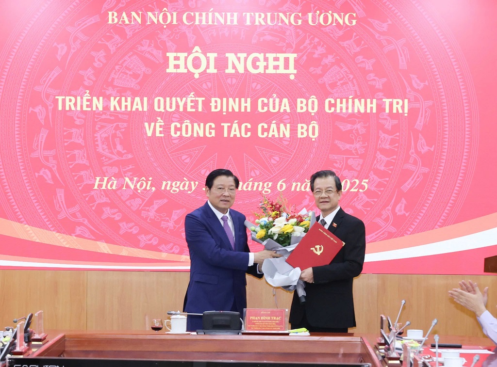 Trao Quyết định của Bộ Chính trị điều động, bổ nhiệm Phó Trưởng Ban Nội chính Trung ương